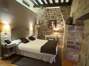 Кровать или кровати в номере Hotel Torre Zumeltzegi