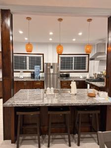 Nhà bếp/bếp nhỏ tại White Rock Villa