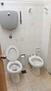 ein Badezimmer mit Toilette und Bidet in der Unterkunft Hotel Lotito in Trinidad