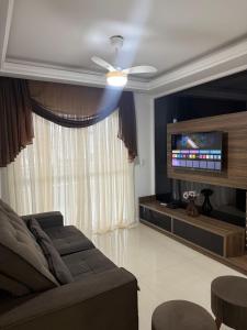 Et tv og/eller underholdning på Apartamento confortável em Cabo Frio