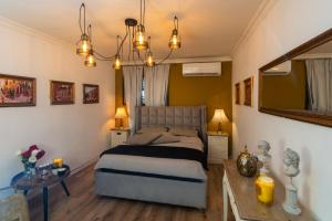 une chambre avec un lit, un miroir et une table dans l'établissement Grey Tel Aviv Center, à Tel Aviv