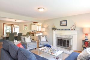 Posezení v ubytování 14443 - Expansive Home Abutting Rail Trail Near First Encounter and Hatch Beaches + 29 fotografií