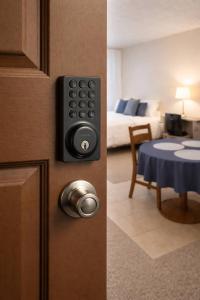 Postel nebo postele na pokoji v ubytování Downtown A2 Gem - Next to Hospitals, Stadium & Restaurants