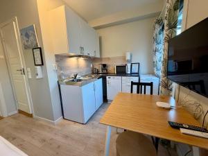 Η κουζίνα ή μικρή κουζίνα στο Åndalsnes Sentrum 1-room Apartment