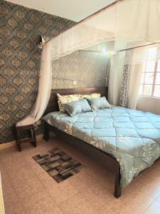 En eller flere senge i et værelse på Nairobi City's Hideout