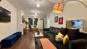 Et opholdsområde på The Four Bedroom Garden Escape