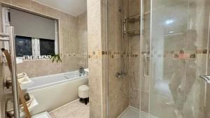 Et badeværelse på The Four Bedroom Garden Escape + 30 billeder