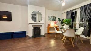 Et opholdsområde på The Four Bedroom Garden Escape