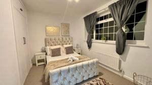 En eller flere senge i et værelse på The Four Bedroom Garden Escape