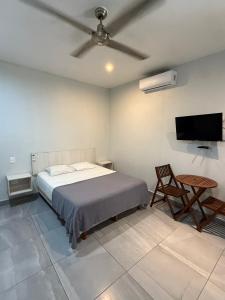 Et tv og/eller underholdning på Almond Suites