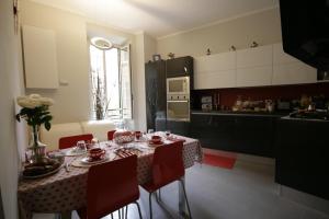 uma cozinha com uma mesa com uma toalha de mesa em B&B Sinfonia Sul Tevere em Roma