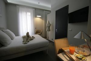 um quarto de hotel com uma cama e uma mesa com uma bandeja de comida em B&B Sinfonia Sul Tevere em Roma