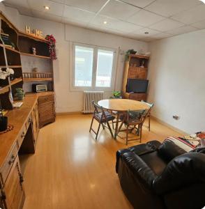 una sala de estar con una mesa y un sofá en Casa Rural "AMARA" Bardenas, en Valtierra 7 fotos más