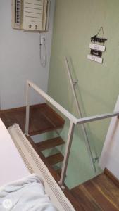 eine Treppe in einem Raum mit einem Glasgeländer in der Unterkunft Chalé Diamante c /AR in Volta Redonda