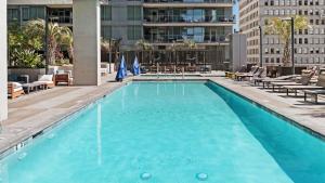 Bazén v ubytování Entire Floor 2BDR w Luxury Amenities Balcony SkyLux Penthouse by AvantStay nebo v jeho okolí