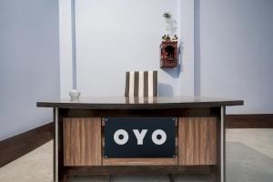 un tavolo di legno con un cartello ovo su di esso di SPOT ON Royal Palace a Mandhana