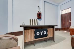 un soggiorno con TV su un tavolo di SPOT ON Royal Palace a Mandhana