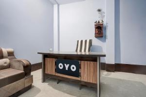 una TV seduta su un tavolo in soggiorno di SPOT ON Royal Palace a Mandhana