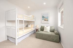 Giường trong phòng chung tại 5 min walk to beach, 5 min drive to shops