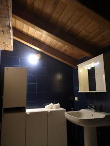 een badkamer met een wastafel en een spiegel bij ARC Apartments in Bologna