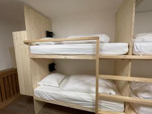 een kamer met 3 stapelbedden bij BodyGo Briançon in Briançon