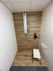 een kleine badkamer met een toilet en een bankje erin bij BodyGo Briançon in Briançon