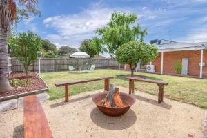 Vườn quanh 5 min walk to beach, 5 min drive to shops