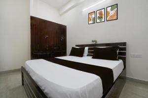 Postel nebo postele na pokoji v ubytování Hotel O Shubham Paradise