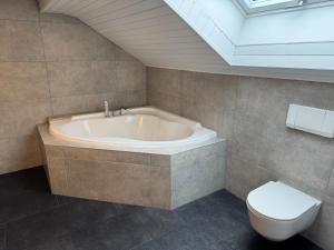 Et badeværelse på Ferienwohnung Alex großzügig und modern