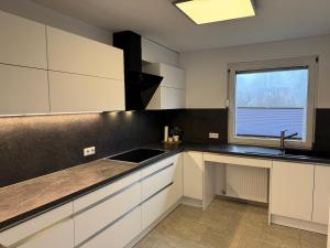 Køkken eller tekøkken på Ferienwohnung Alex großzügig und modern