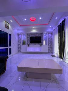 a living room with a fireplace and a red ceiling at Keur NKH in Ouoran