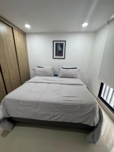 a bedroom with a large bed in a room at APARTAMENTO Premium in Ibagué