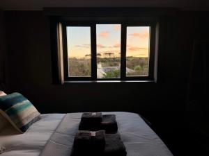 Giường trong phòng chung tại Uno Carbis Bay - Luxury Serviced Accommodation