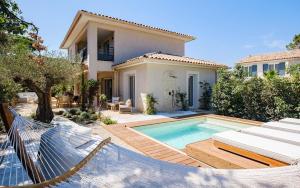 eine Villa mit Swimmingpool und ein Haus in der Unterkunft Luxurious new villa pool golf St Tropez in Sainte-Maxime