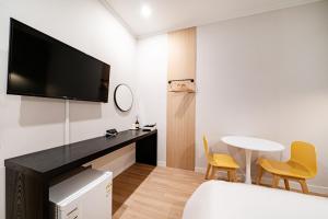 Kuchyň nebo kuchyňský kout v ubytování 레스티아 스테이 강릉역점