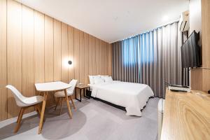 TV a/nebo společenská místnost v ubytování 레스티아 스테이 강릉역점