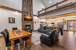 een woonkamer met een tafel, stoelen en een open haard bij Fireside Living in Galloway