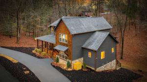 een klein huisje midden in het bos bij Fireside Living in Galloway