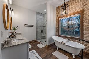 een badkamer met een bad, twee wastafels en een douche bij Fireside Living in Galloway +54 foto's