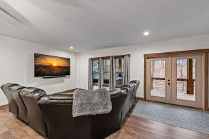 een woonkamer met een bank en een tv bij Fireside Living in Galloway