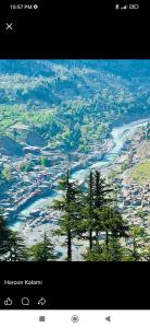 - une vue sur une ville avec des arbres et une rivière dans l'établissement Ghani Palace Hotel Kalam, à Kārandūkai