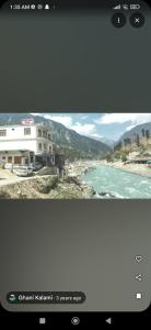 une capture d'écran d'un écran de télévision affichant l'image d'une rivière dans l'établissement Ghani Palace Hotel Kalam, à Kārandūkai