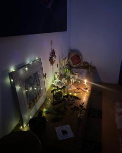 een kamer met een tafel met verlichting bij Casa de Cura in Pipa +28 foto's