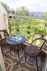 une terrasse avec une table et des chaises sur un balcon dans l'établissement Kasarani Studio Apartment, à Nairobi