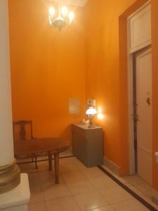 a room with a bench and a table and a lamp at Pin-up hostel in Rosario