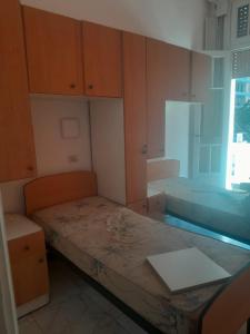 a small bedroom with a bed and a window at Pin-up hostel in Rosario