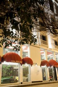 una tienda con sombrillas rojas frente a un edificio en Neba Royal Hotel, en Samsun