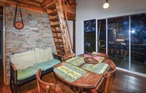 een eetkamer met een tafel en een bank bij Lovely Home In Lugo Di Nazza in Lugo-di-Nazza