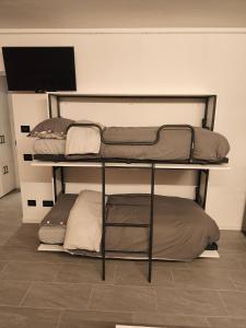 een kamer met 3 stapelbedden met kussens erop bij Dimora Ananthèō in Tirano