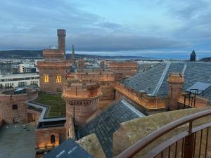 una vista desde la azotea de un edificio en Chloes Holiday Apartments, en Inverness